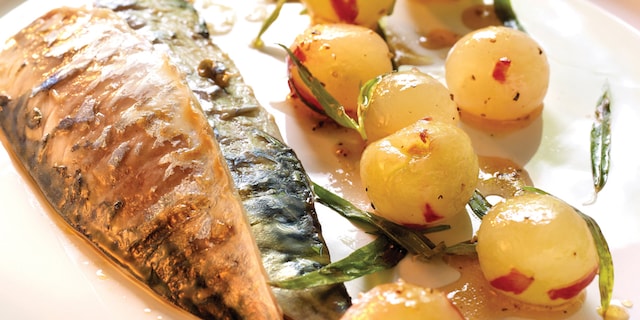 Gegrilde makreel met gebakken druiven en dragon