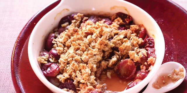 Crumble van blauwe druiven met kaneel