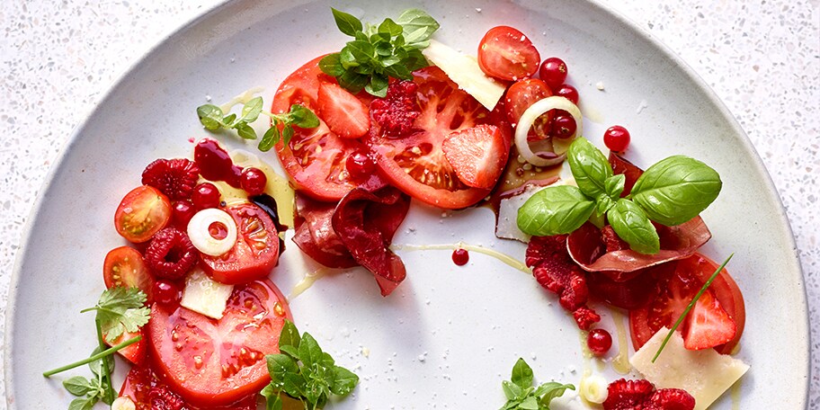 Salade van tomaat en rode vruchten