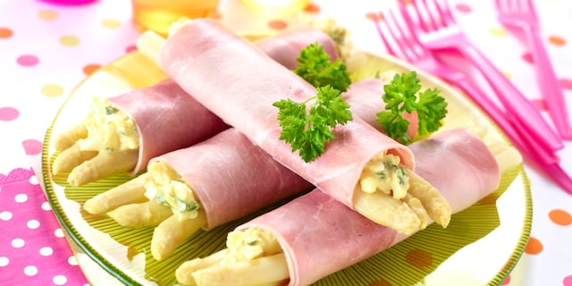 Hamrolletjes met asperges en mimosa-eieren