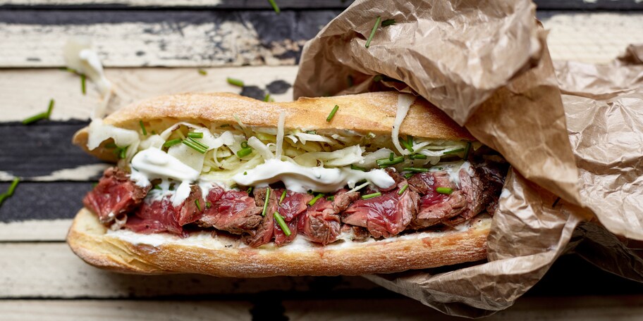 Sandwich à l'onglet et salade de chou blanc