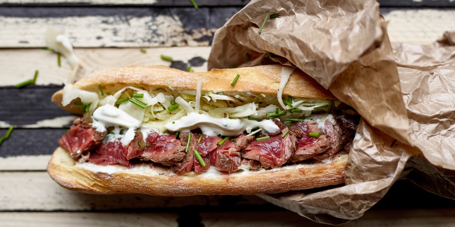 Sandwich à l'onglet et salade de chou blanc