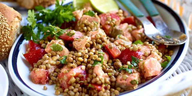 Linzensalade met rauwe zalm en limoen