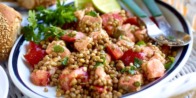 Salade de lentilles au saumon cru et au citron vert