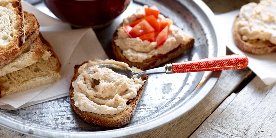 Hummus van witte bonen met tonijn