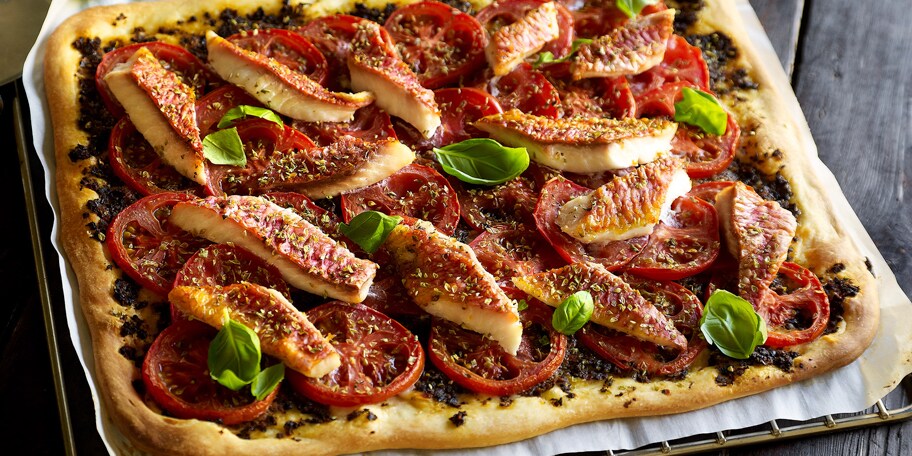 Provençaalse pizza met zeebarbeelfilets