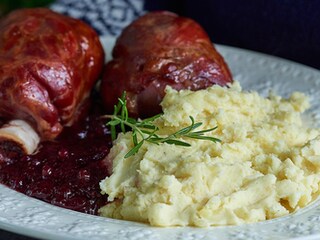 Hammetje met veenbessen, puree en cognacsaus