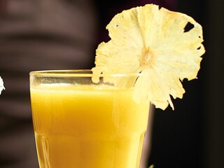 Smoothie van kokos, banaan, ananas en mango