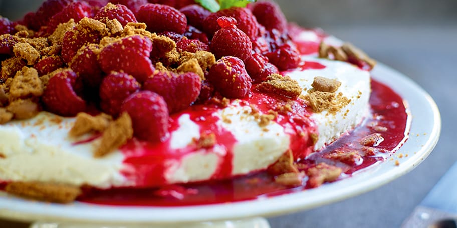 Plattekaastaart met vanille, speculaas en geplette frambozen