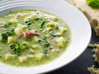 Soupe-repas aux lardons et au pesto