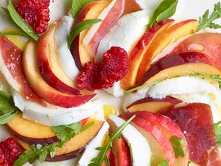 Salade de mozzarella aux pêches et jambon