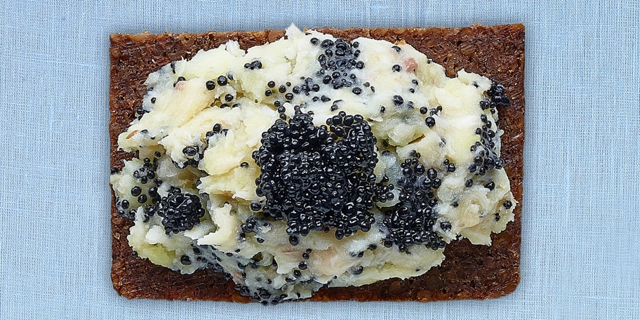 Rillettes van gerookte forel met aardappel, look en viseitjes