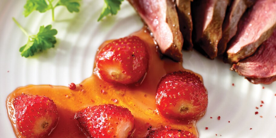 Eendenfilets met gekarameliseerde aardbeien en roze peper
