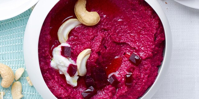 Pesto met bietjes, cashewnoten, parmigiano en verse kaas