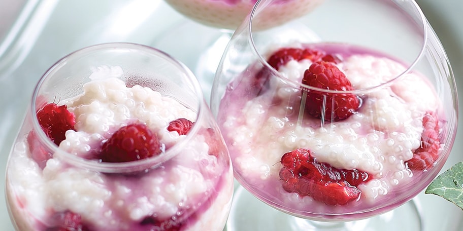 Perles du Japon au lait de coco, framboises et sirop de violette