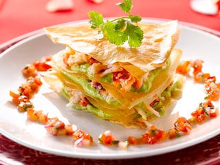 Millefeuilles d’avocat au crabe et salsa aux tomates