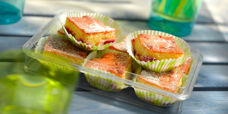 Vierkante koekjes met zomervruchten