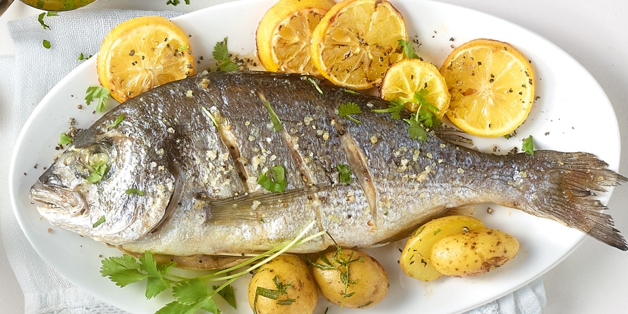 Dorade royale au citron et légumes-racines à la gremolata de coriandre