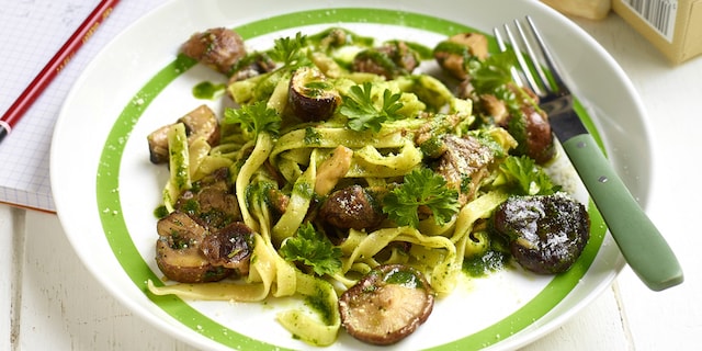 Pâtes aux champignons et à l'huile de roquette