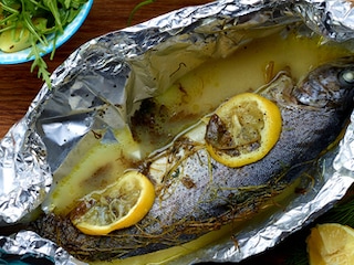 Ardeense forel in papillot op de barbecue met kruiden en gerookte aardappelsalade