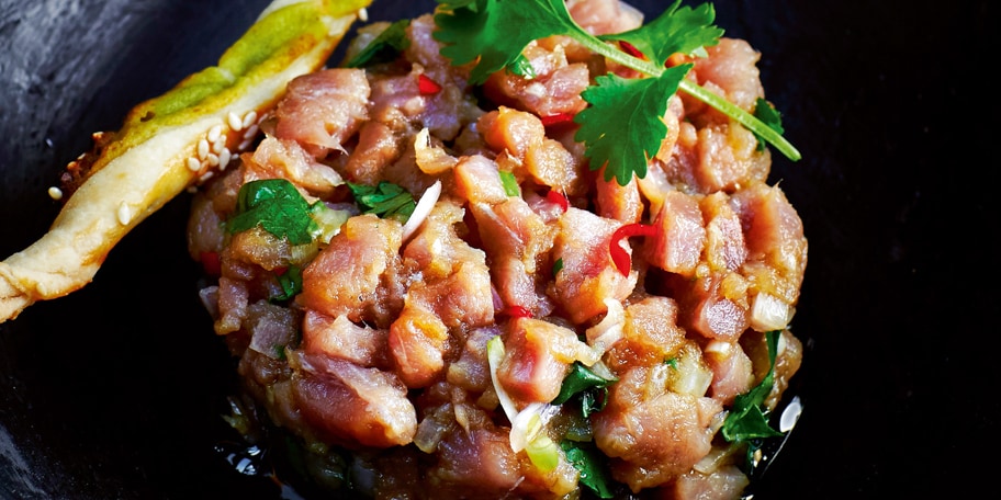 Tartaar op Thaise wijze, wasabikrokantjes en sesam