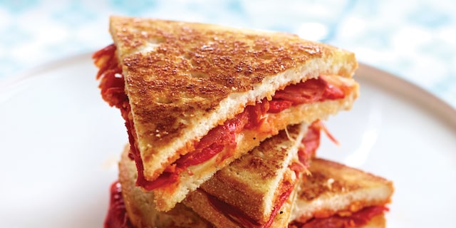 Croque−monsieur au chorizo, manchego et piquillos