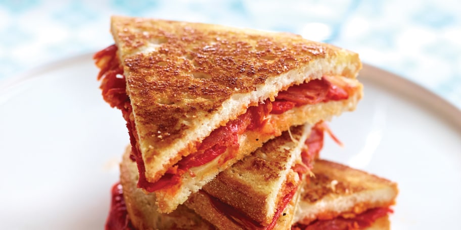 Croque monsieur met chorizo, manchego en piquillo