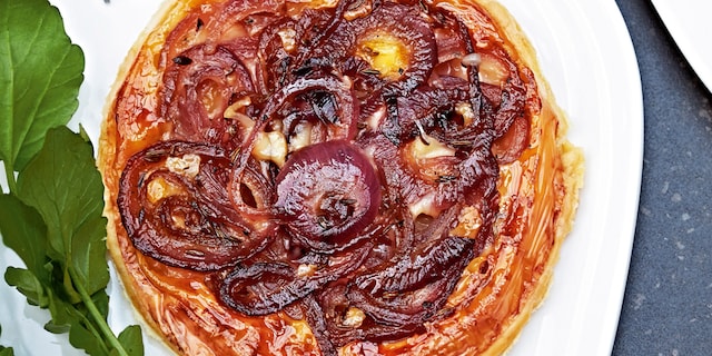 Fijne taartjes met rode ui, provolone en karwijzaad