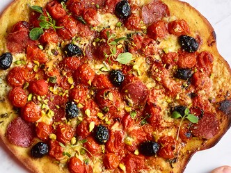 Pizza aux tomates datterino, gorgonzola et pistaches