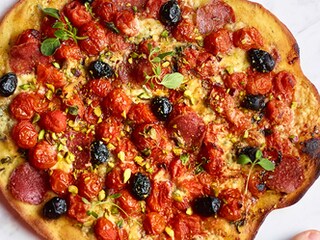 Pizza met datterinotomaten, gorgonzola en pistachenoten