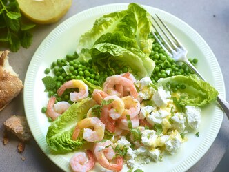 Salade van garnalen met geitenkaas en erwten