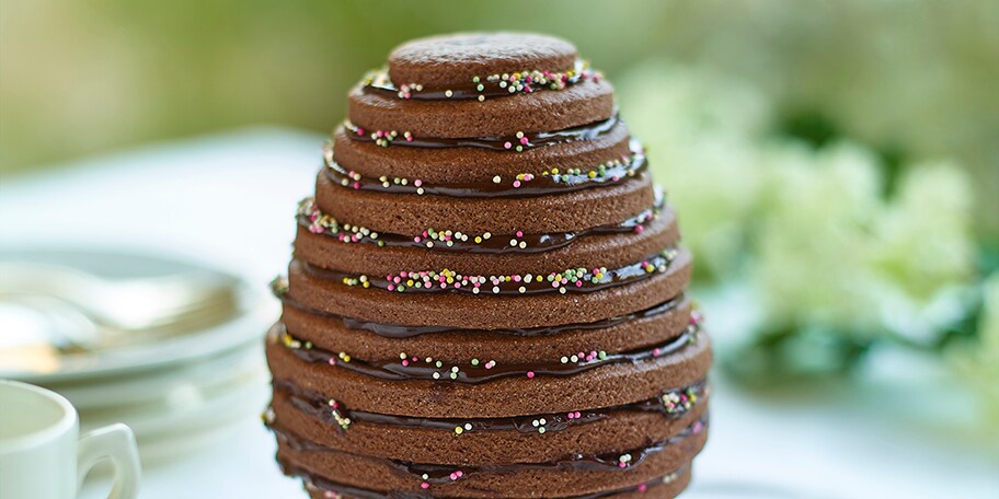 Paasei uit zanddeegkoekjes en chocolade