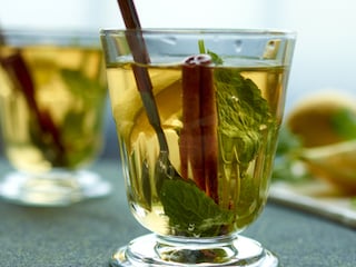 Tisane de menthe, citron, cannelle