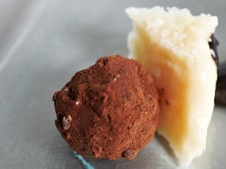 Truffel van geitenkaas en oude Parmezaanse kaas met een vleugje cacao