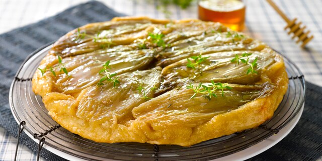 Witlooftatin met geitenkaas en honing