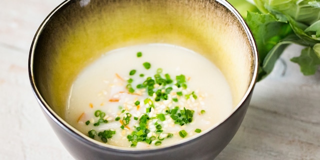 Soupe de chou-fleur et sésame avec ses lamelles de poulet fumé