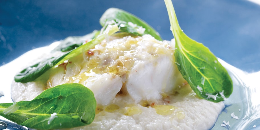 Kabeljauw met aardpeerpuree, veldsla en parmezaan
