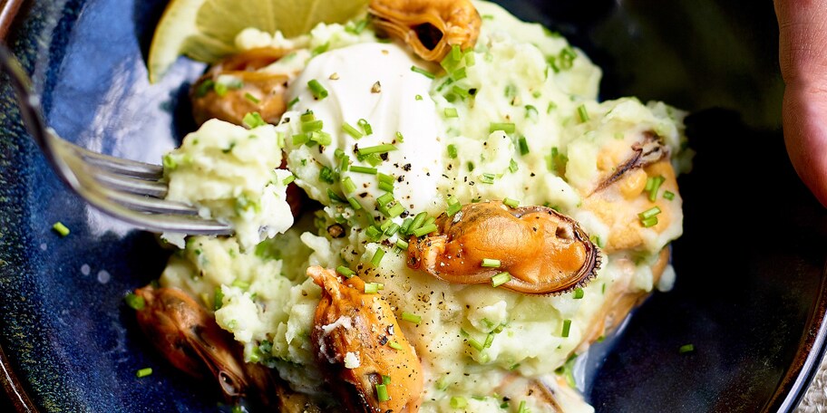 Stoemp met mosselen, zilveruitjes en zure room