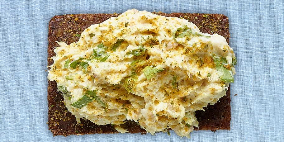 Rillettes van gerookte forel met room, curry en dragon