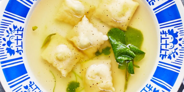 Bouillon léger d’herbes  et petites ravioles