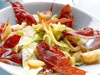 Salade cuite au jambon croquant et aux chips à l'ail