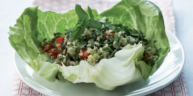 Salade van platte peterselie en tomaten met bulgur