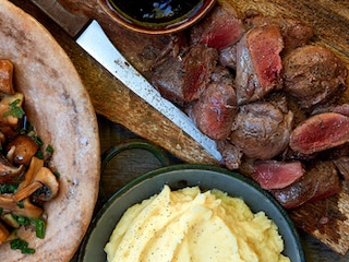 Filets de pigeon rôtis, sauce au vin rouge, champignons des bois et purée à l’ail