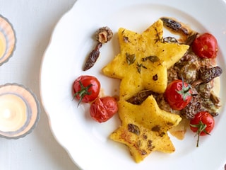 Polenta met kruiden, geroosterde tomaten, morieltjes en gorgonzola