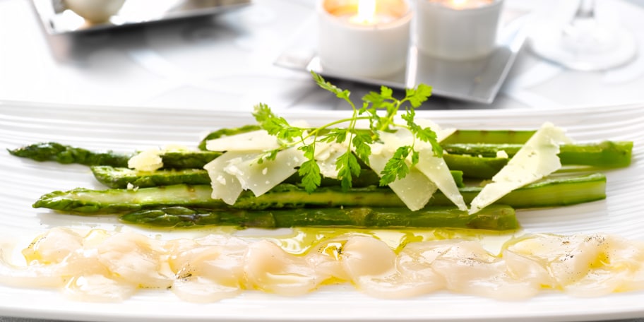 Asperges grillées et carpaccio de Saint-Jacques à l’huile de vanille