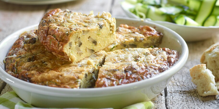 Frittata met champignons en salade van courgettes