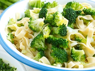 Tagliatelle met broccoli en pesto van peterselie met Manchego