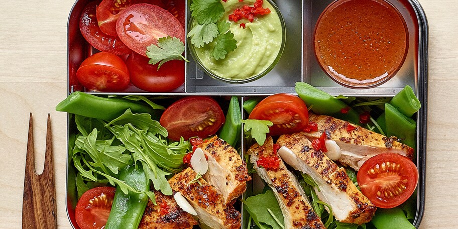 Salade au poulet, cajun et guacamole