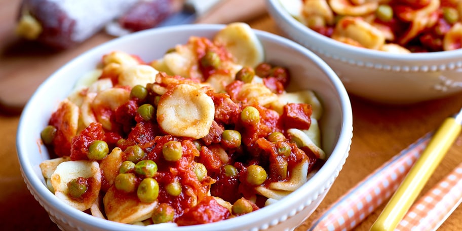 Orecchiette met salami en erwten