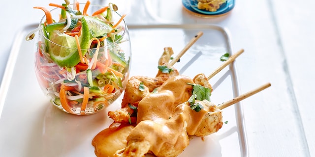 Brochettes de poulet à la sauce saté et salade thaï